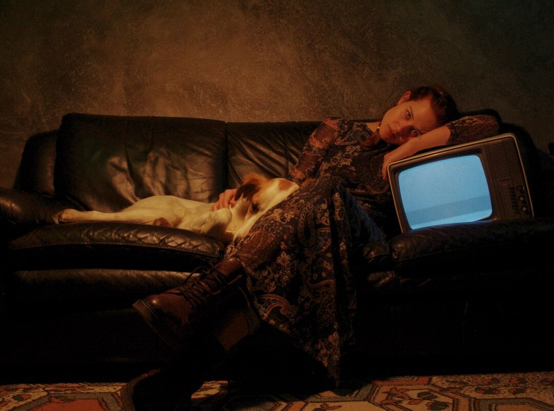 child watching old tv